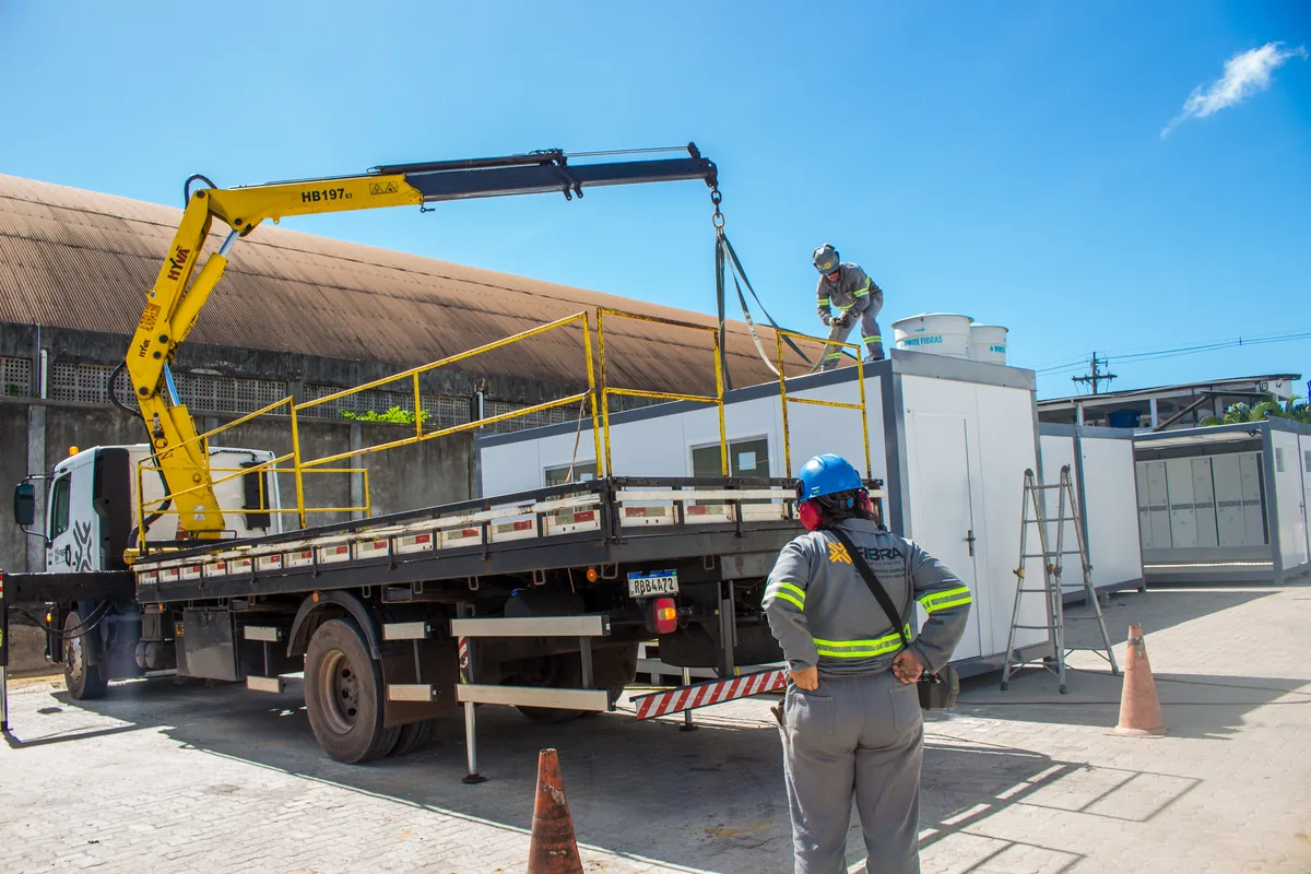 Caminhão Munck Fibra entregando módulo em obra industrial