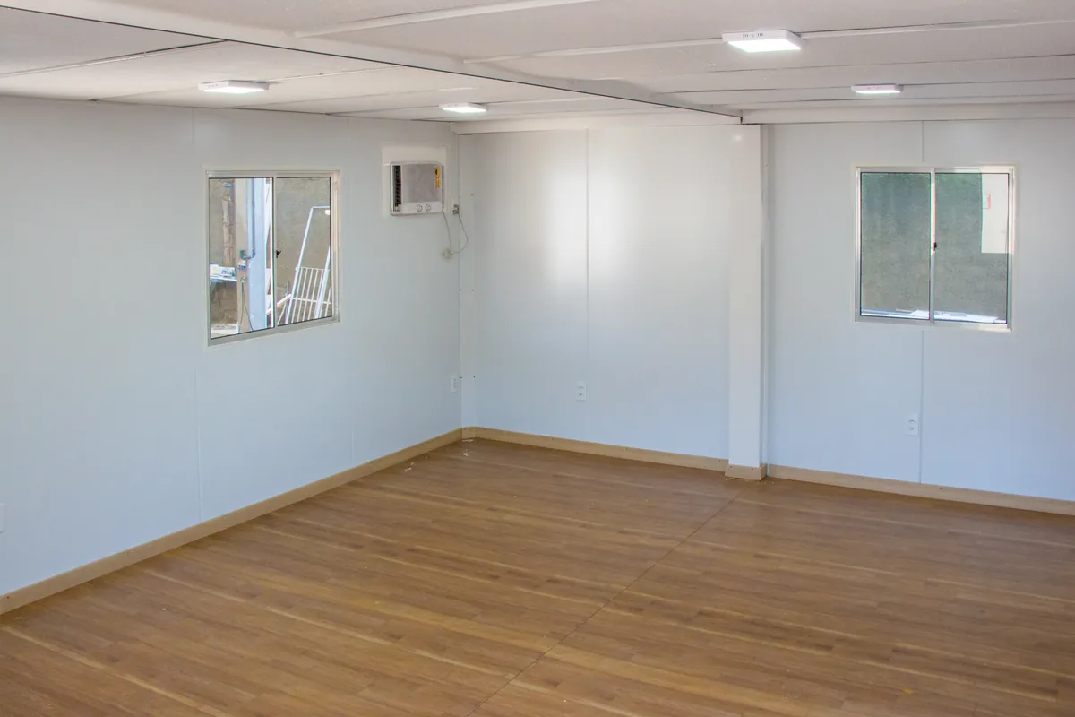 Interior de módulo habitacional Fibra com piso laminado, ar-condicionado e janelas