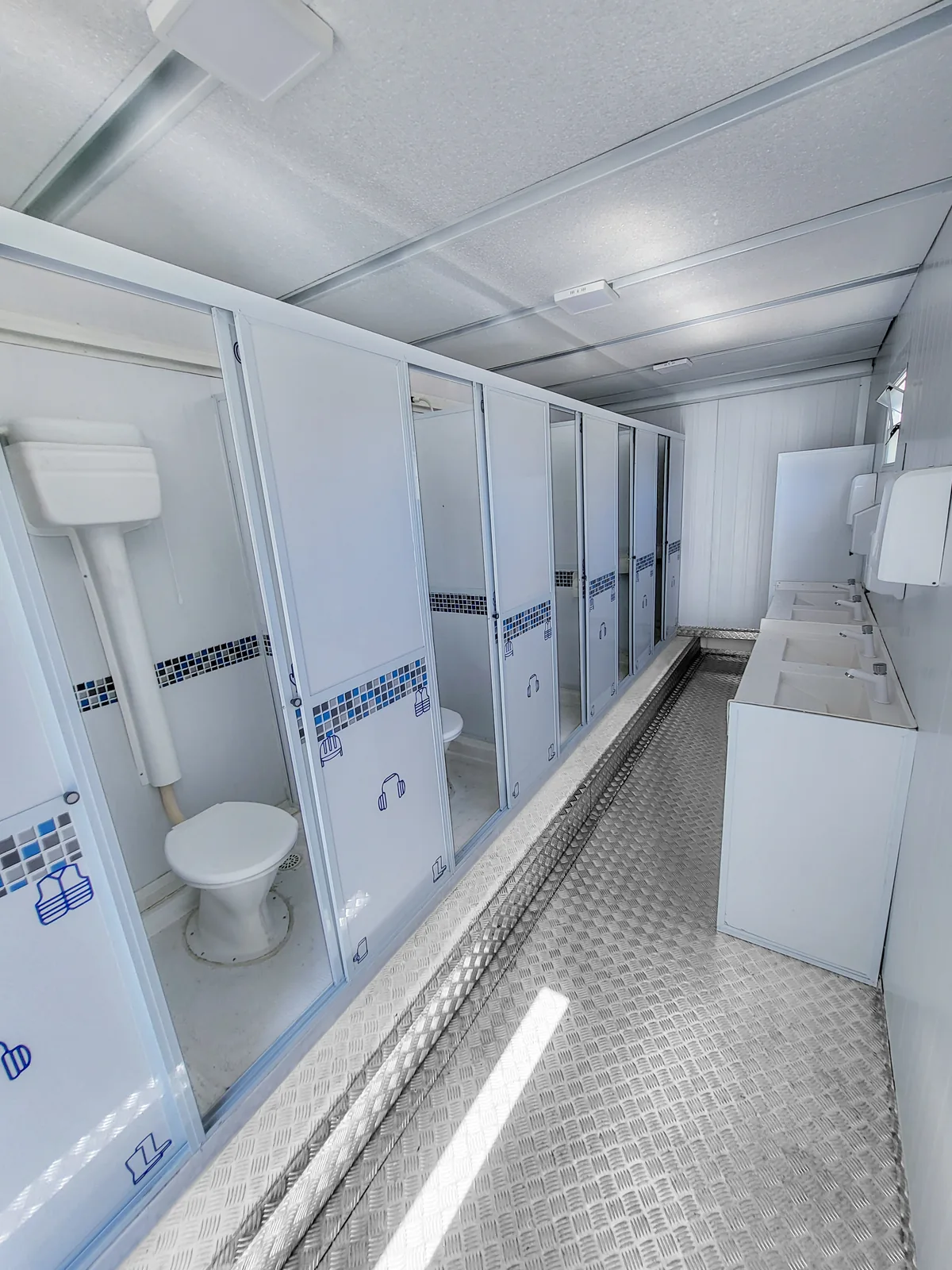 Interior limpo de sanitário em módulos com cabines e lavatórios