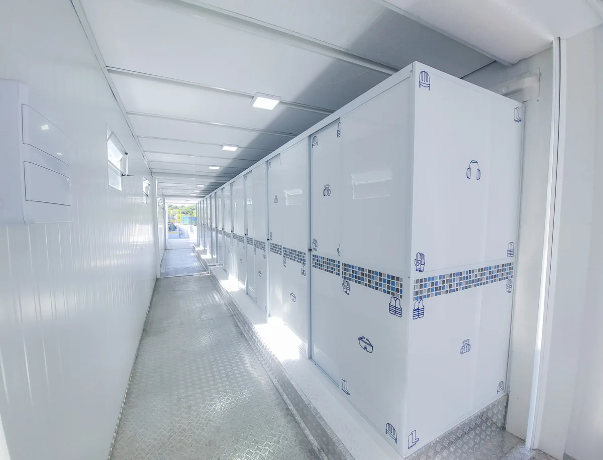 Vestiário em módulos Fibra com armários e cabines individuais